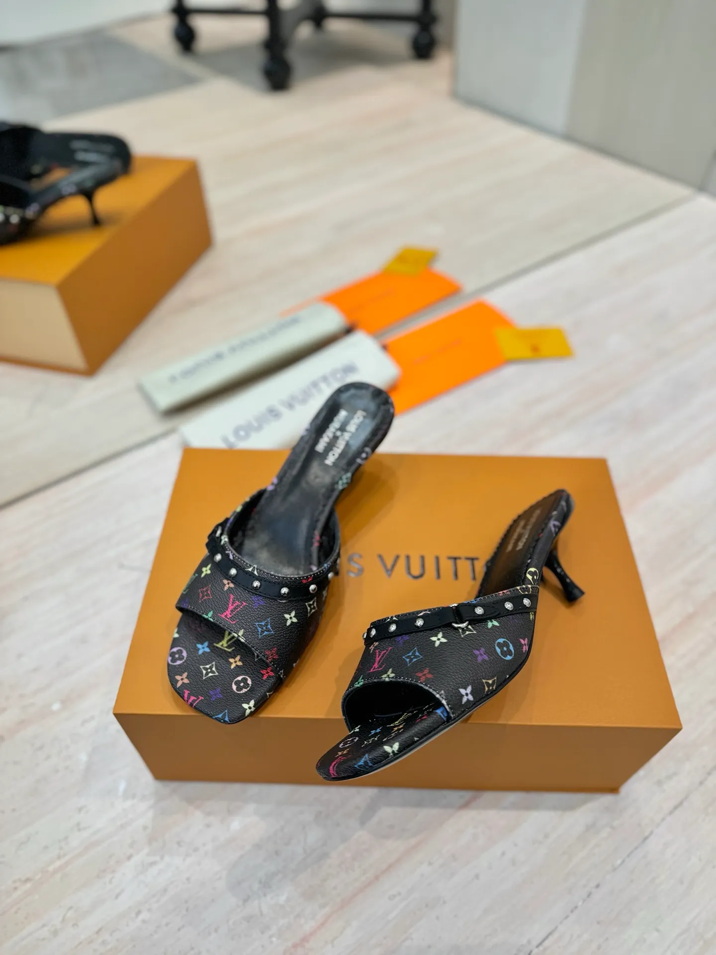 👟👟Ex-factory price 600👟👟 (top version) louis vuitton LV Louis Vuitton 25/Spring and Summer The latest Mary Jane shoes are simple and exquisite, full of high-end, showing elegance~ They look great on the feet and are full of summer shoes💯Awesome ✅Upper: 3D printed cowhide ✅Inner lining: Sheepskin lining, ✅Outsole: Genuine leather outsole imported from Italy ✅Size: 35-41 (40 to 41 customized, non-returnable) ✅Packaging: full set of packaging